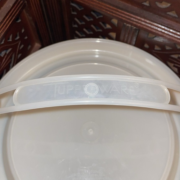 Vintage Tupperware Cake server with Cover & Handle. - Picture 3 of 6